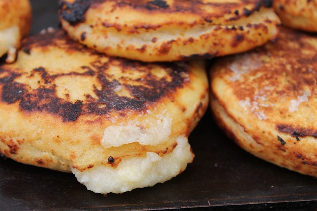 Arepas veganas rellenas de queso vegano. Recetas veganas.