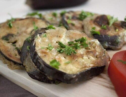 Berenjenas gratinadas con queso vegano y tomate