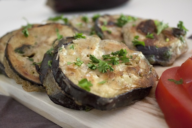 Recetas veganas. Berenjenas gratinadas con queso vegano y tomate.